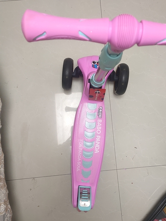 巴布熊猫滑板车，可以调节高度，轱辘都会亮，...