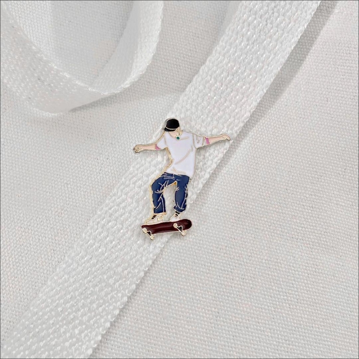 王一博滑板明星周边胸针女高档气质女学生可爱...