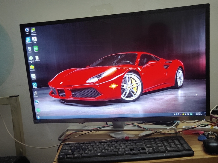 AOC电脑显示器，中间有一条非常细的线。左...