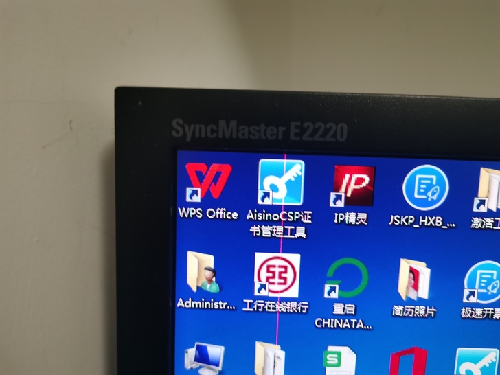 三星的显示器  有一条线 其他没问题22寸...