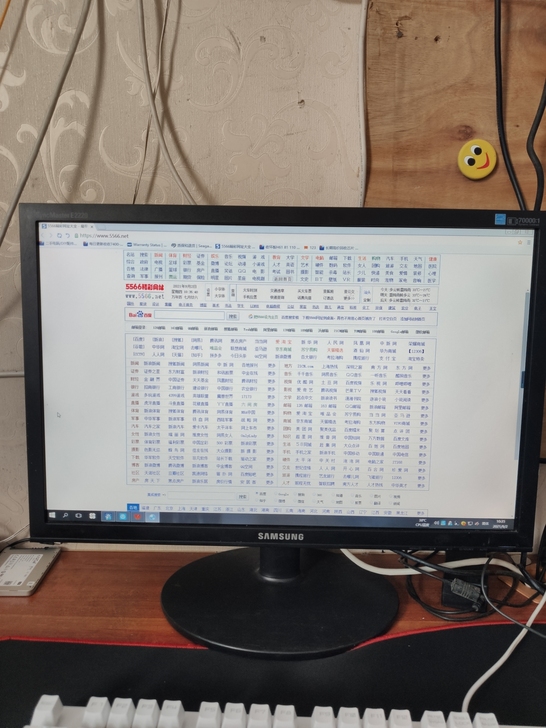 三星22寸电脑显示器，正常使用，屏幕有一处...