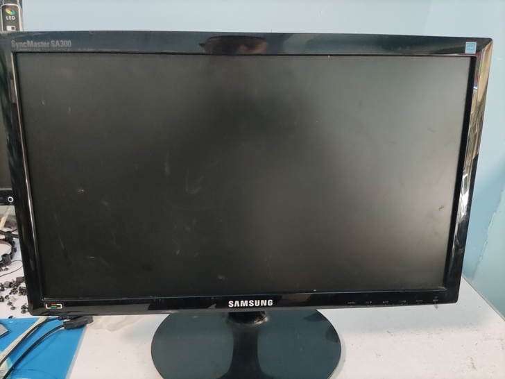 三星s20b300显示器，功能正常，显示美...