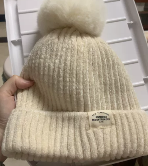 出闲置 白色毛绒帽 感兴趣的话点“我想要”...