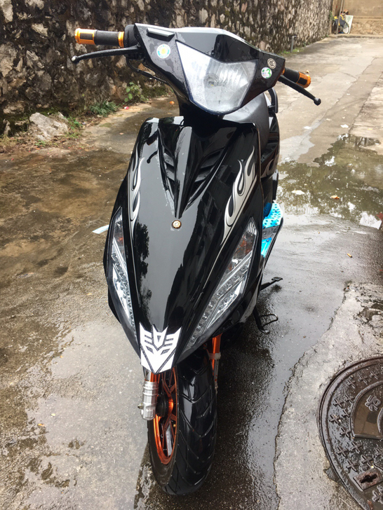 踏板车鬼火125CC 颜色：亮黑  17年...