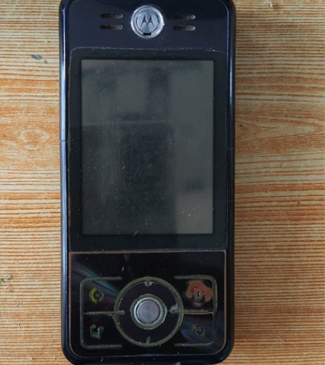 摩托罗拉E6经典智能手机，八成新带原装充电...