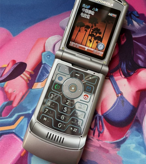 摩托罗拉V3手机，银色，成色9.9新，功能...