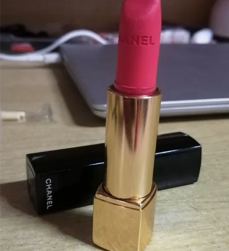 香奈儿43号口红，朋友送的不太适合这个色号...