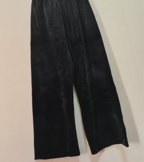 灯芯绒阔腿裤，内里加绒。购于实体店，裤长9...