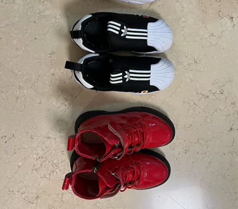 1.阿迪三叶草运动鞋，男女童都可穿，适合脚...