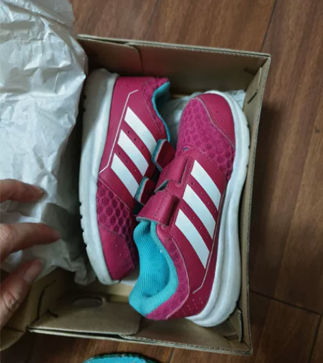 阿迪女童运动鞋，27码，尺码实物如图，九成...