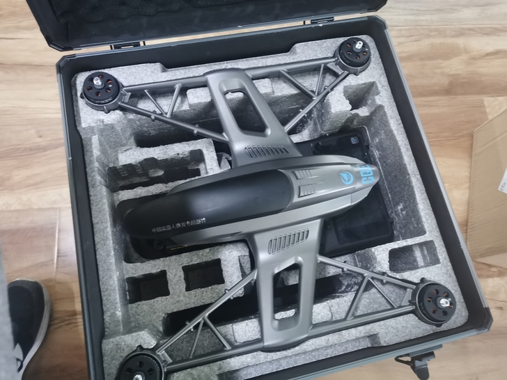 9成新，学校购买，使用次数很少，2块电池，...