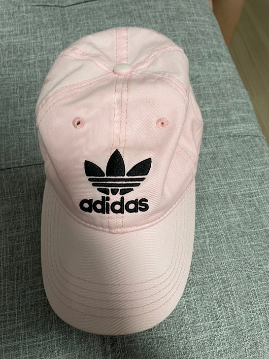 低价转让Adidas粉色女式帽子