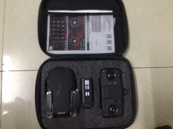 无人机一台，当时将近1700买的700块钱...