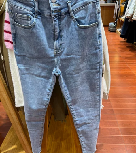 浅色爆薄绒牛仔裤 感兴趣的话点“我想要”和...