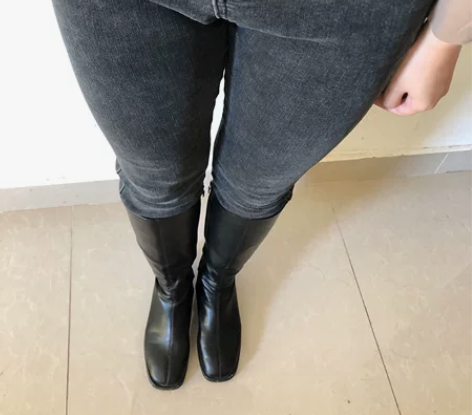 27码九分微喇牛仔裤。肉眼看就是黑色偏一点...