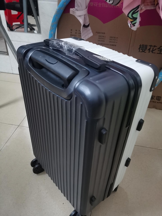 闲置两个24寸高档行李箱，全新未用过，很正...