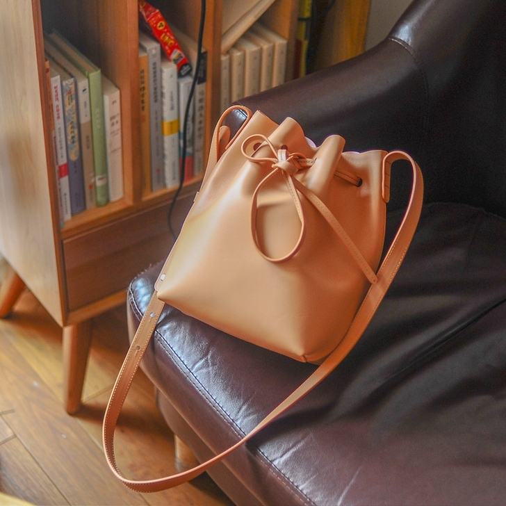 全新网易严选 经典轻奢抽绳水桶包，牛皮材质...