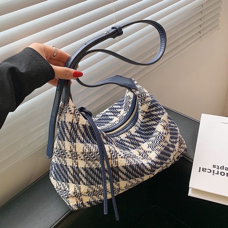 天彩翼飞 女士包9成新，