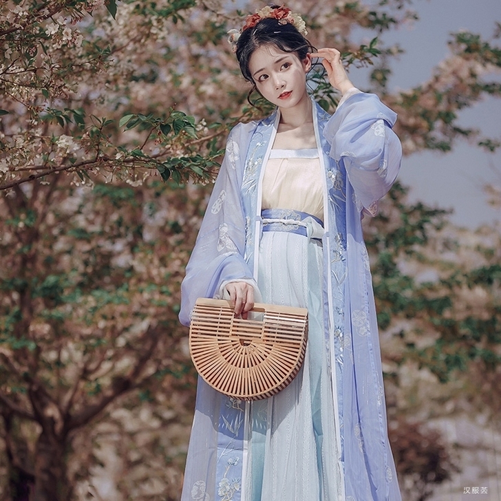 汉服全新 带吊牌  半价出 包邮！