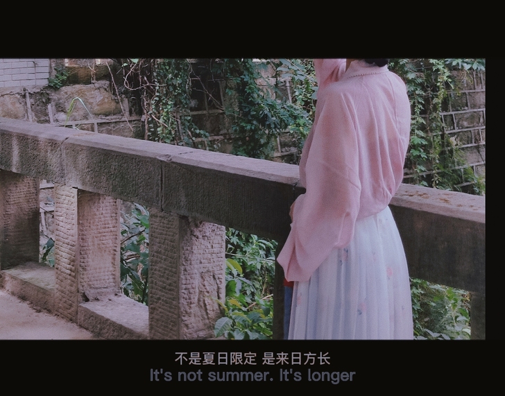 穿过一次，不太喜欢了。送鞋子跟头饰。