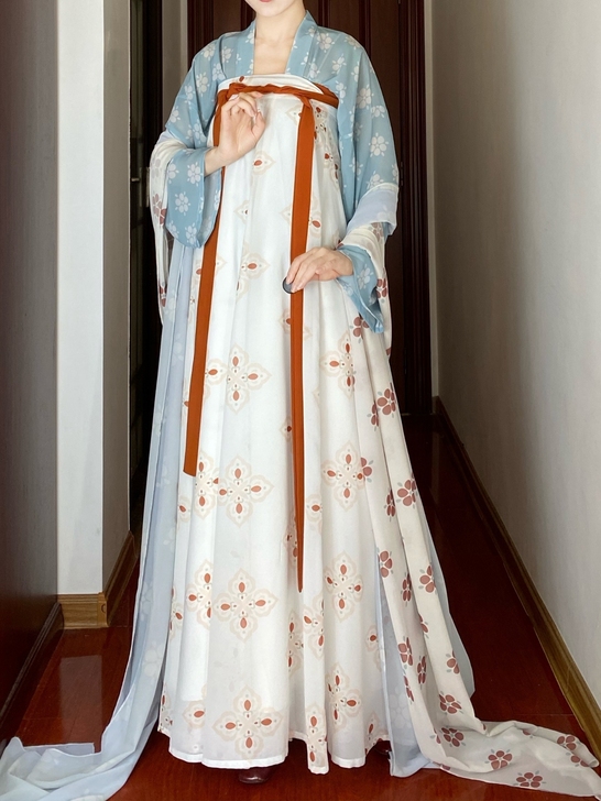 杉梅长安街蓝白全套s，穿一次就挂着了，标价...