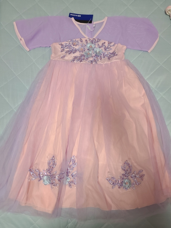 女孩刺绣汉服。全新没试过，做工细致共有三层...