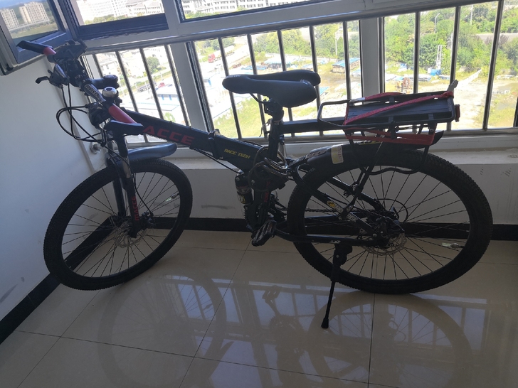 折叠山地车。给孩子上学用的，新换的车座和后...