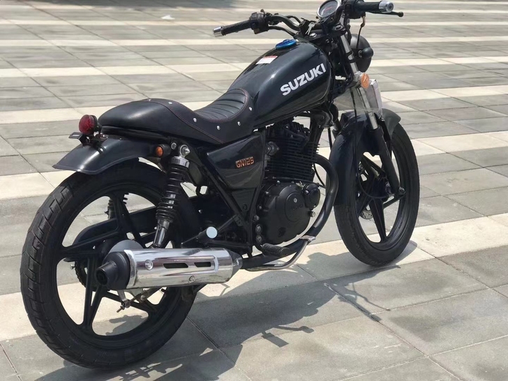 铃木复古摩托车，不骑了，有看上的，联系我，...