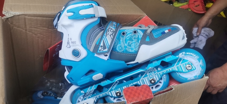 捷豹轮滑鞋。旅行袋包装。赠全套护具。有粉色...