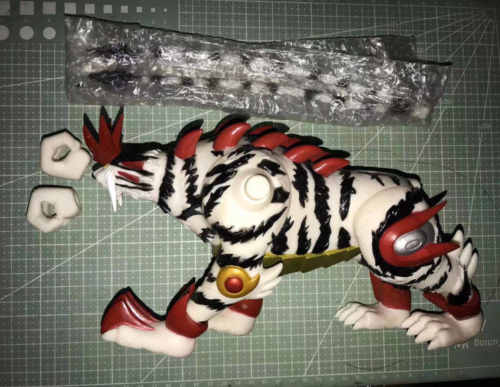 钢铁杰克 白虎 短角缺件，尾部也有短裂 如...