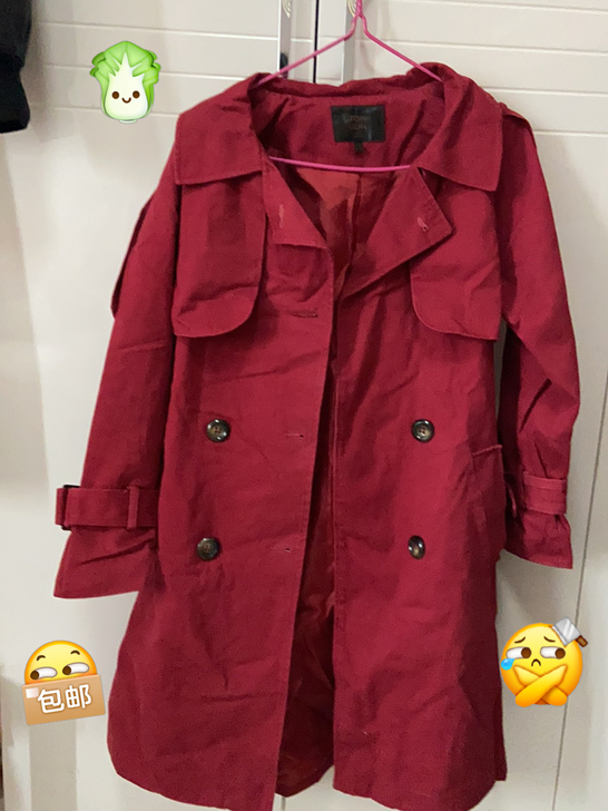衣服压的了有点皱，但是风衣款式永不过时。实...