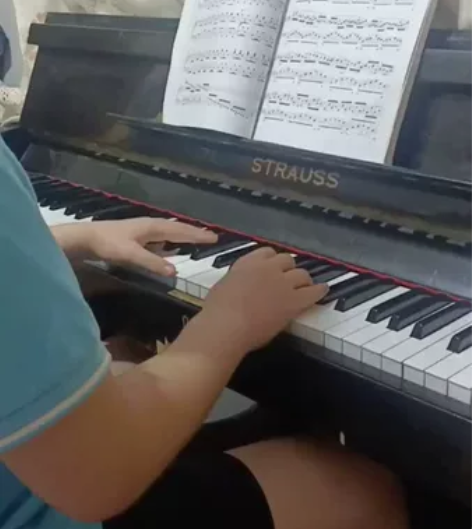 闲置二手施特劳斯钢琴转让，小朋友考完10级...