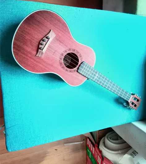 尤克里里，朋友送的，自己也不会弹，建议自提...