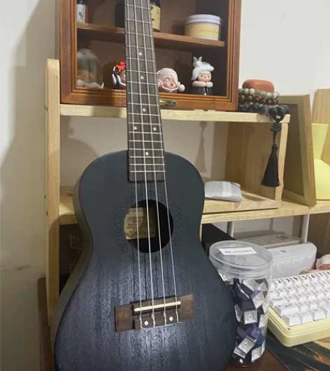 安德鲁尤克里里23寸 有处有轻微磕碰不明显...