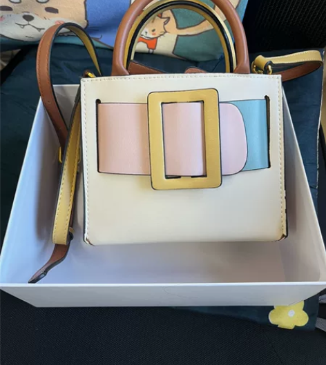 清新小方包女…实物图拍摄，包两侧边边有一点...