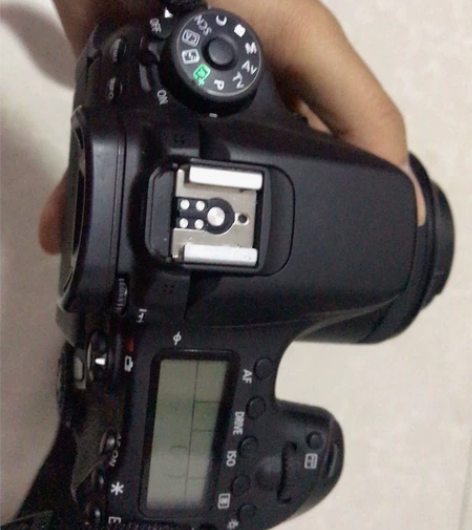 出一个佳能70D单反，97新，带18-55...