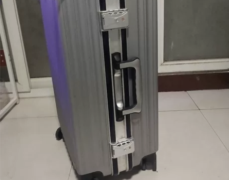 24寸万向轮拉杆箱 全新一次未用 现骨折价...