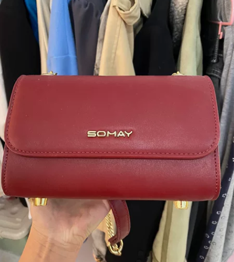 闲置很久的包包，背过一段时间，有使用痕迹，...