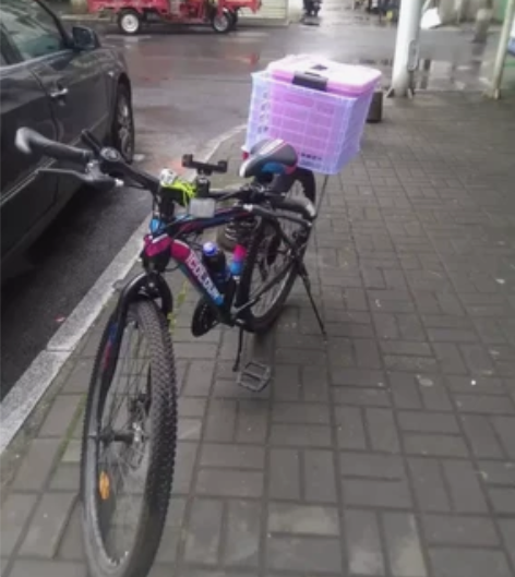 外甥考上大学，异地读书，转让。前有手机支架...