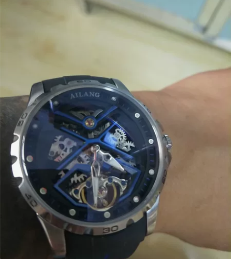 男款艾浪品牌流浪地球系列原价1260元的运...
