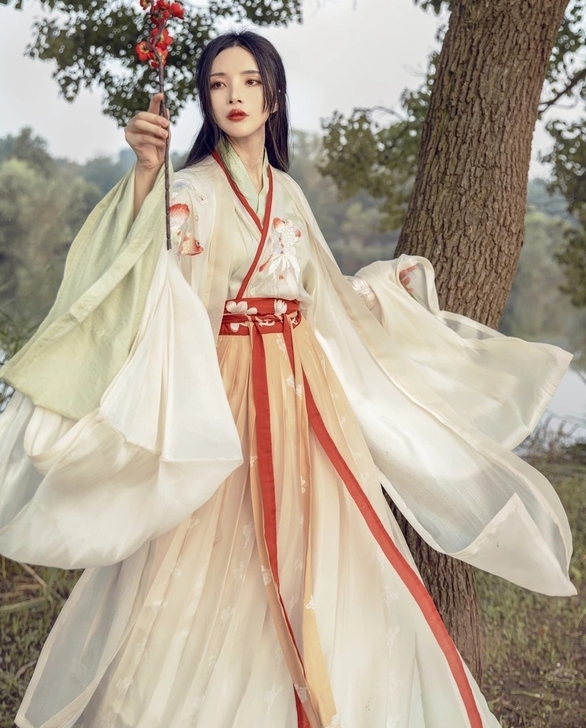 司南阁鱼翎绘本汉服，全新仅试！全套L码，缺...