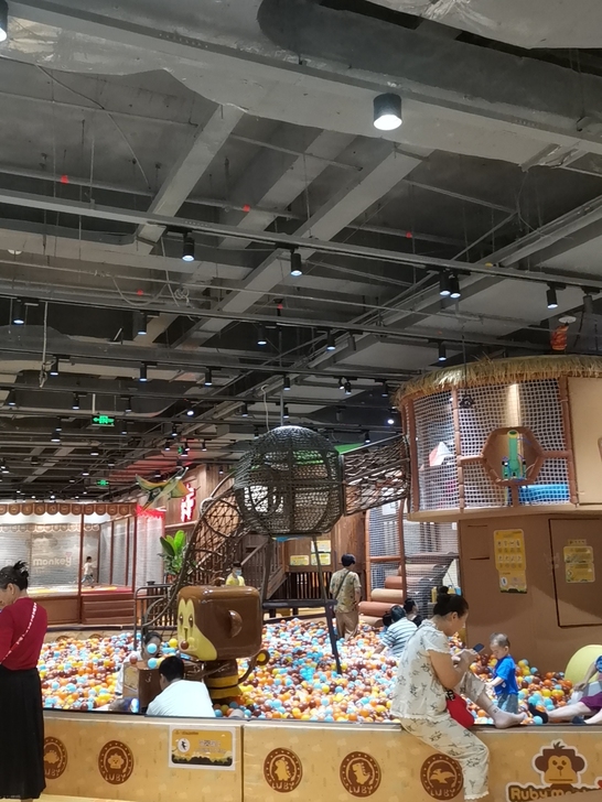 长沙世纪金源店鲁比猴石器时代恐龙部落 。自...