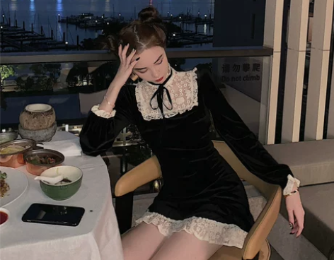 黑色丝绒拼接蕾丝气质连衣裙女装法式长袖显瘦...