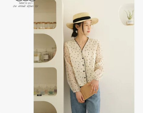 「百武西」文艺春季V领植绒碎花蕾丝小衫泡泡...