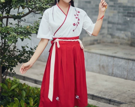 交领红白花枝坠带短袖衣裙 感兴趣的话点“我...