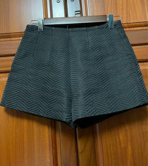 秋冬款短裤，靴裤。尺码M。 如有尺码颜色等...