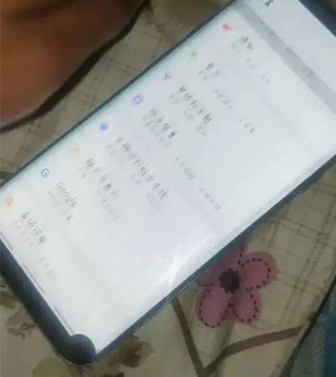 三星s8＋  64g 轻微烧屏，中间下一厘...