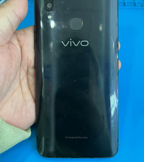vivo X21A、6+128边框磕碰多，...