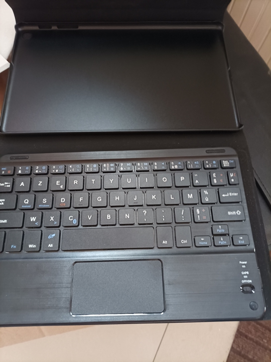 蓝牙键盘，带个保护套。50包邮。。