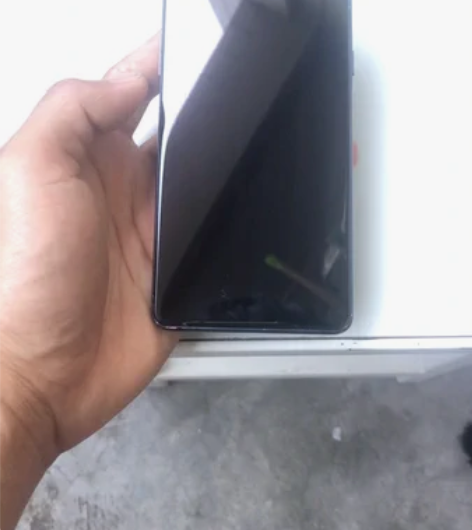 努比亚X 8128。  屏幕有更换，有角磕...